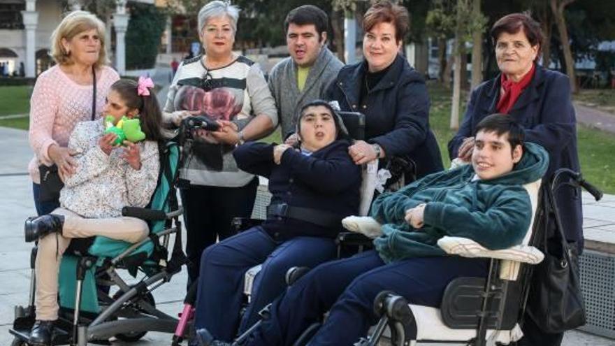 Los cuatro jóvenes con discapacidad cerebral, con sus madres y abuela, el pasado abril.