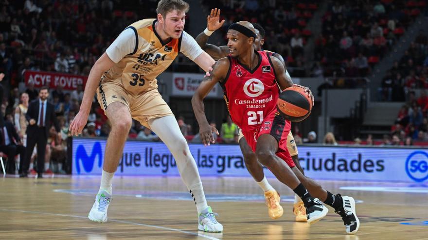 Birgander, del UCAM Murcia, defendiendo a Thad McFadden en el duelo de la primera vuelta.  | ACB PHOTO/A.SÁNCHEZ