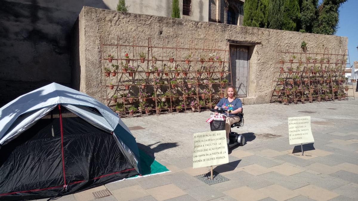 Dolores Pedraza Moreno, en su protesta ante el Ayuntamiento de Palma del Río.