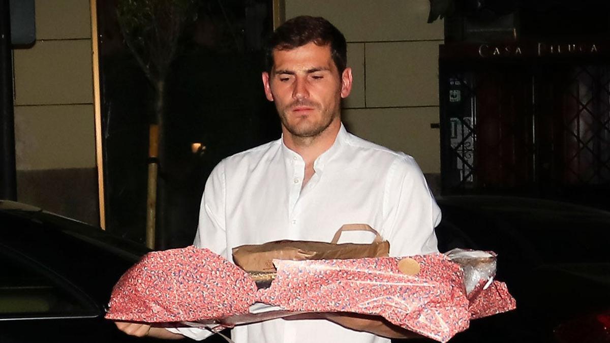 Iker Casillas con sus regalos de cumple