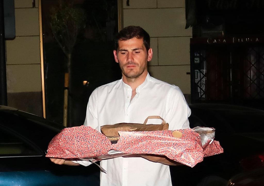 Iker Casillas con sus regalos de cumple