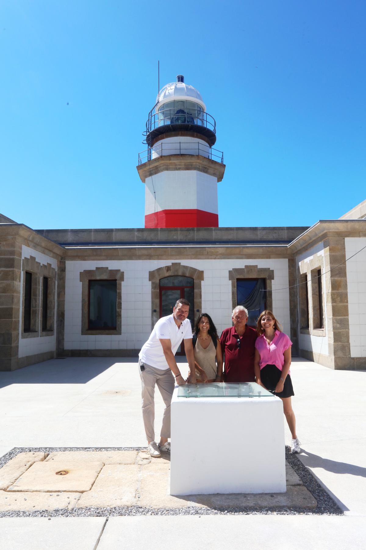 José López, María Sampedro, José Antonio Fernández y Ana Barreiro, ante el faro de Sálvora.