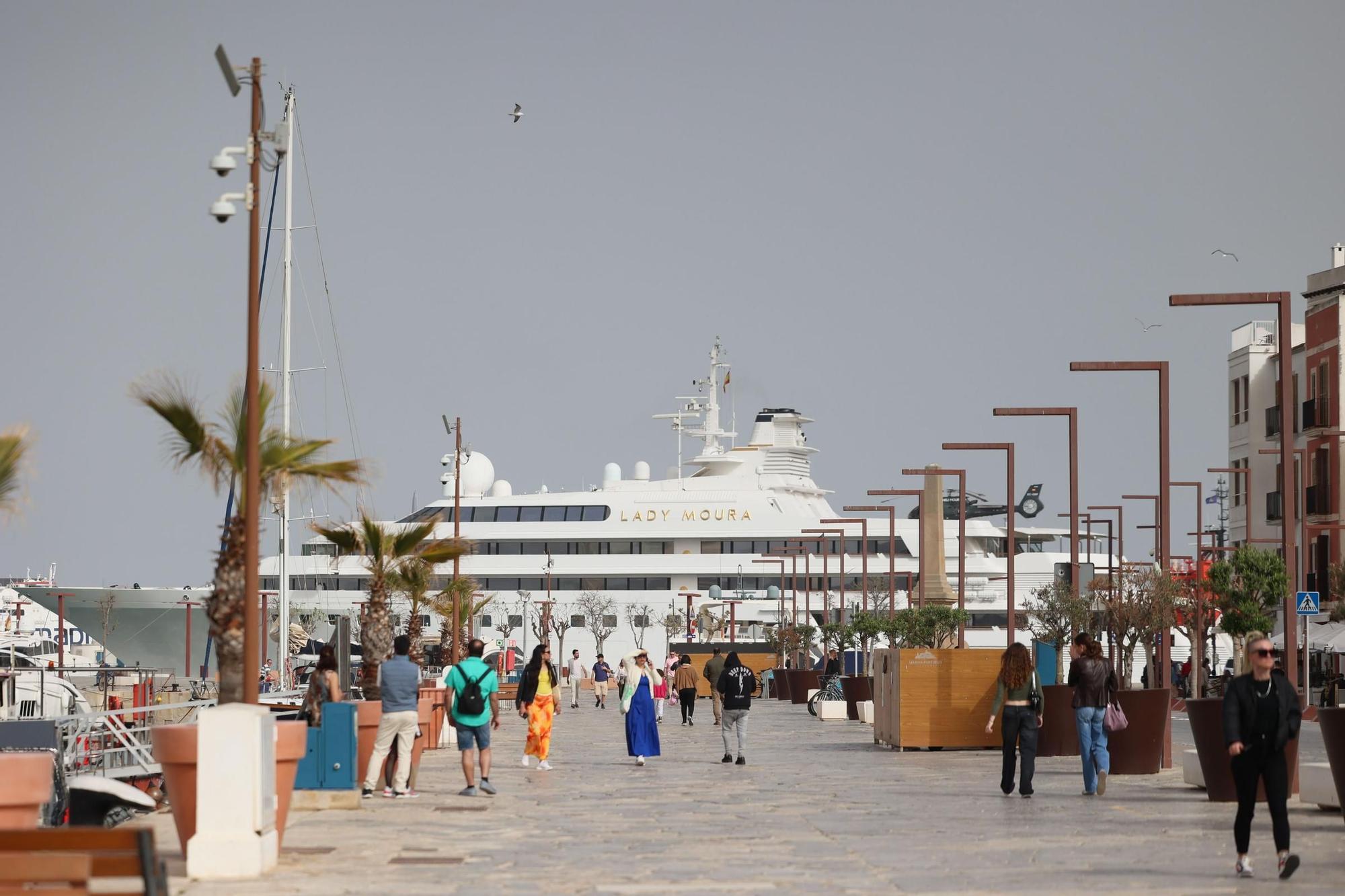 El megayate 'Lady Moura' estrena la temporada en la nueva marina del puerto de Ibiza