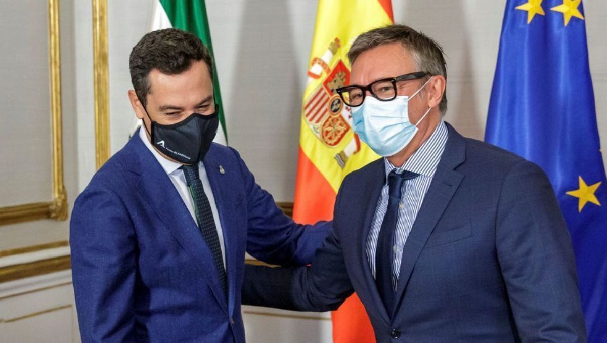 El presidente andaluz Juanma Moreno y el portavoz de Vox, Manuel Gavira.
