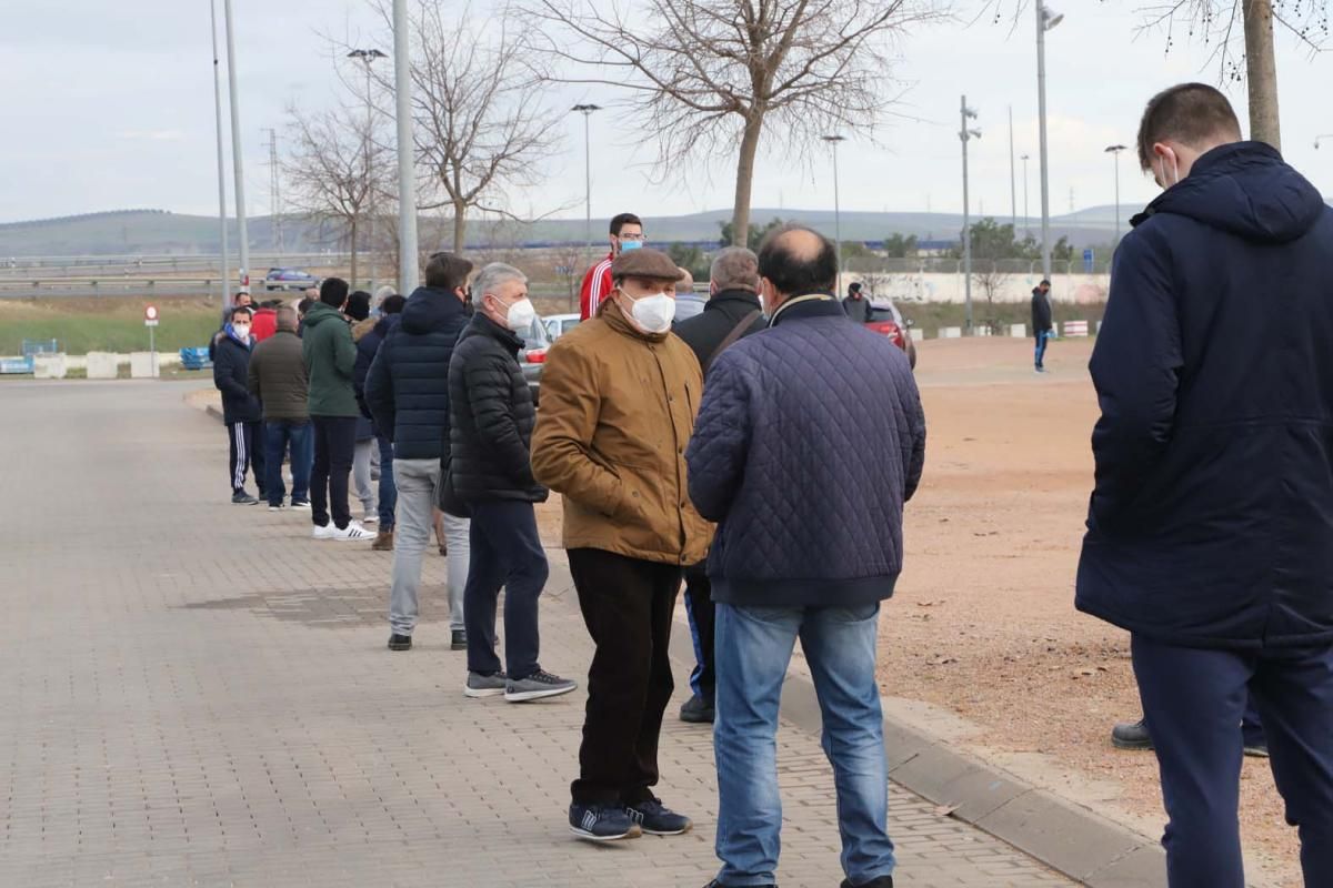 Colas en el estadio de El Arcángel para retirar las entradas del Córdoba CF-Getafe