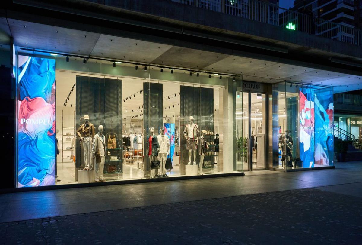 Escaparate de la tienda de Pompeu en el puerto de Málaga. | L.O.