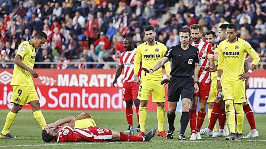 Borja García, estès a terra, en una acció dels minuts finals del partit d&#039;ahir.