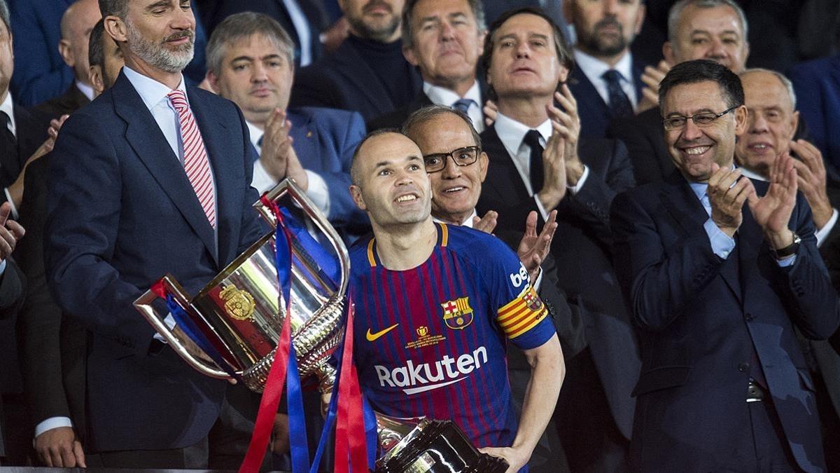 Andrés Iniesta mira al cielo mientras se dispone a levantar el trofeo de la Copa del Rey en la que el Barça se impuso por 5 a 0 al Sevilla en el Wanda Metropolitano.