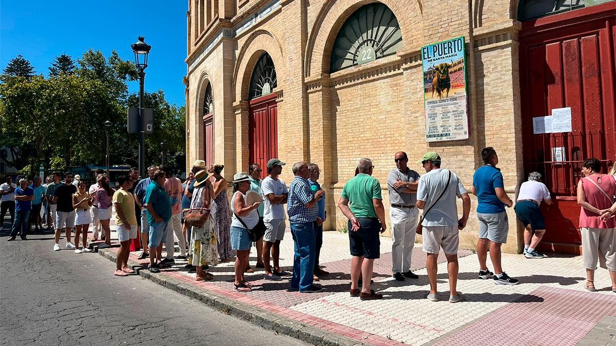 Largas colas para conseguir un abono taurino en el Puerto de Santa María