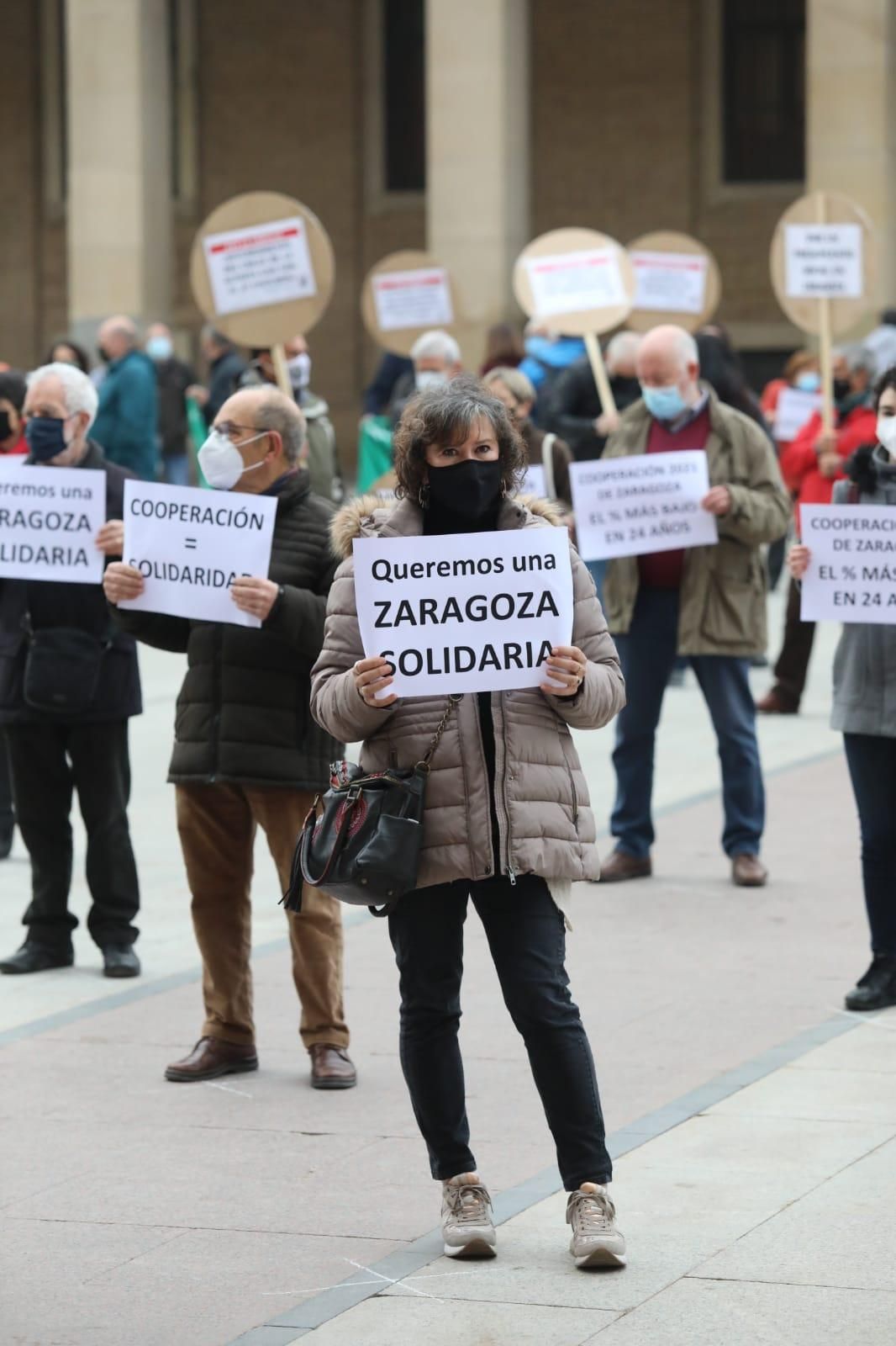 Protesta de los agentes sociales y vecinales para denunciar los recortes en Cooperación, Juventud o participación vecinal