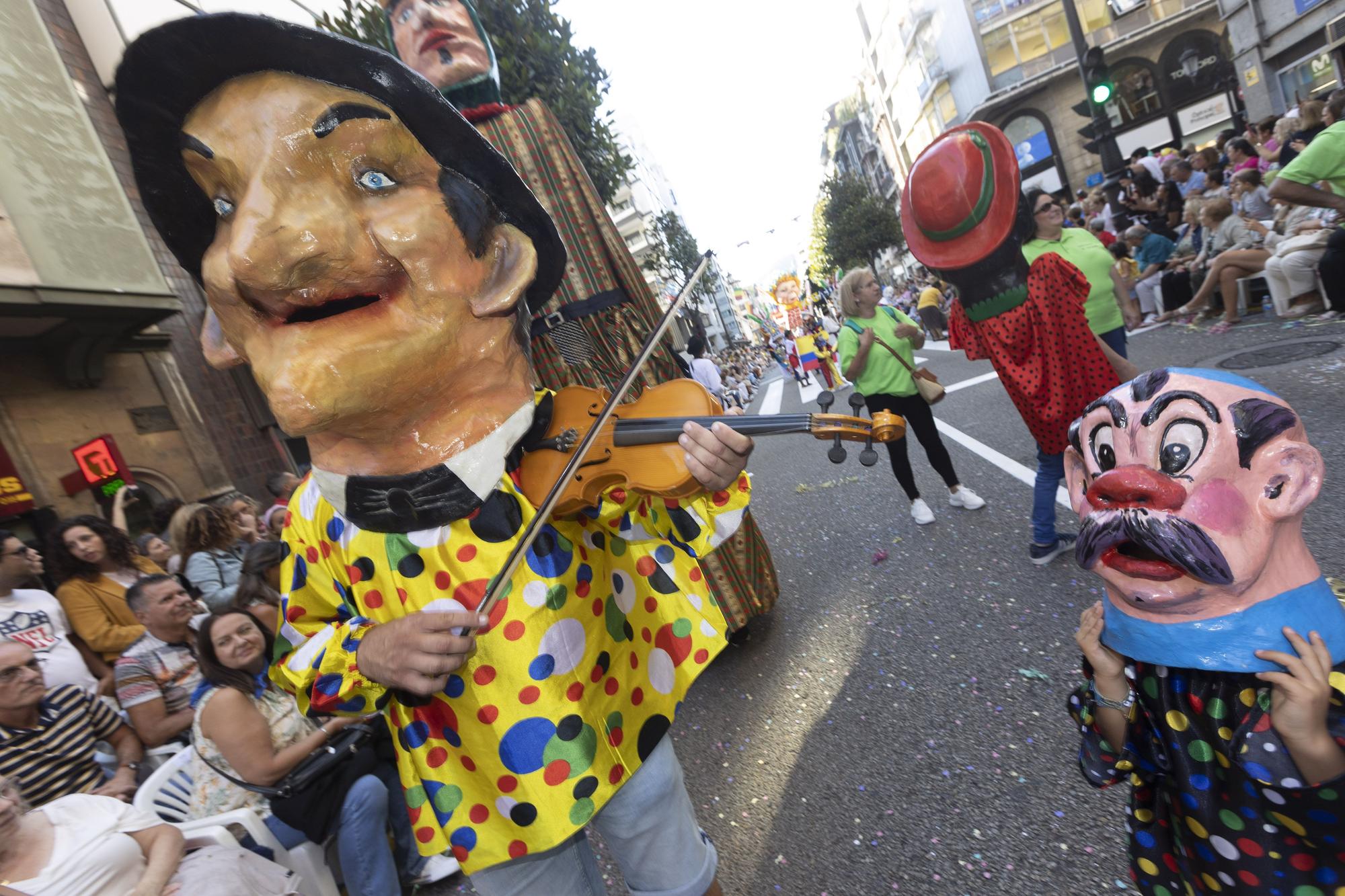 En Imágenes: El Desfile del Día de América llena las calles de Oviedo en una tarde veraniega