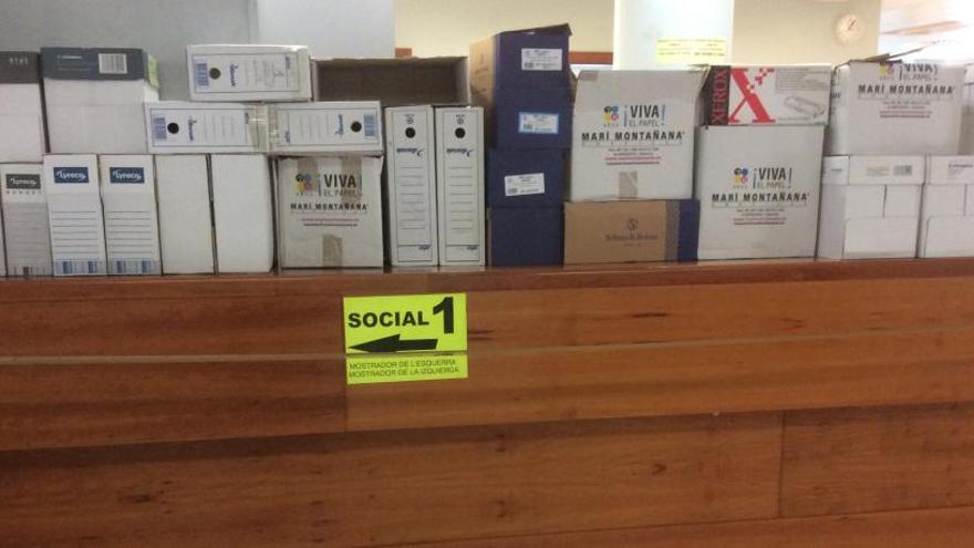 Cajas archivadoras apiladas en el mostrador de un juzgado de Alicante como protección contra el virus.