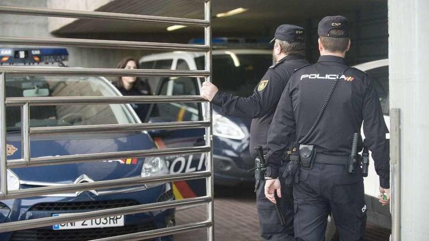 Agentes de la Policía Nacional en los juzgados de A Coruña.