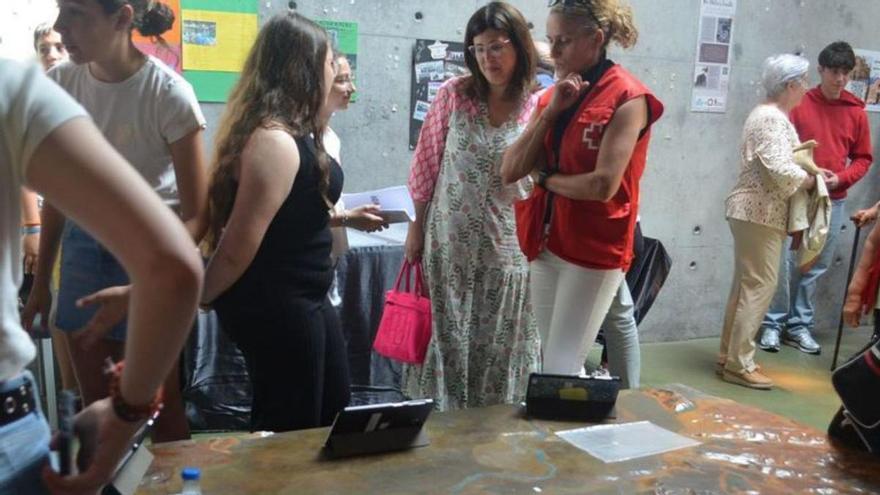 Varias alumnas explican a la alcaldesa y la técnico de Cruz Roja su trabajo sobre Casa Solita o el Hospital de la Piedad. | E. P.