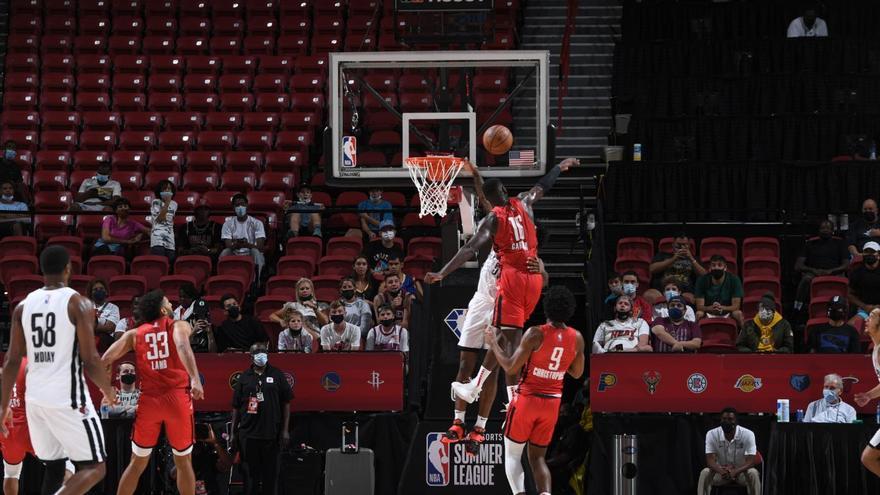 Garuba suma minutos en la primera victoria de los Rockets