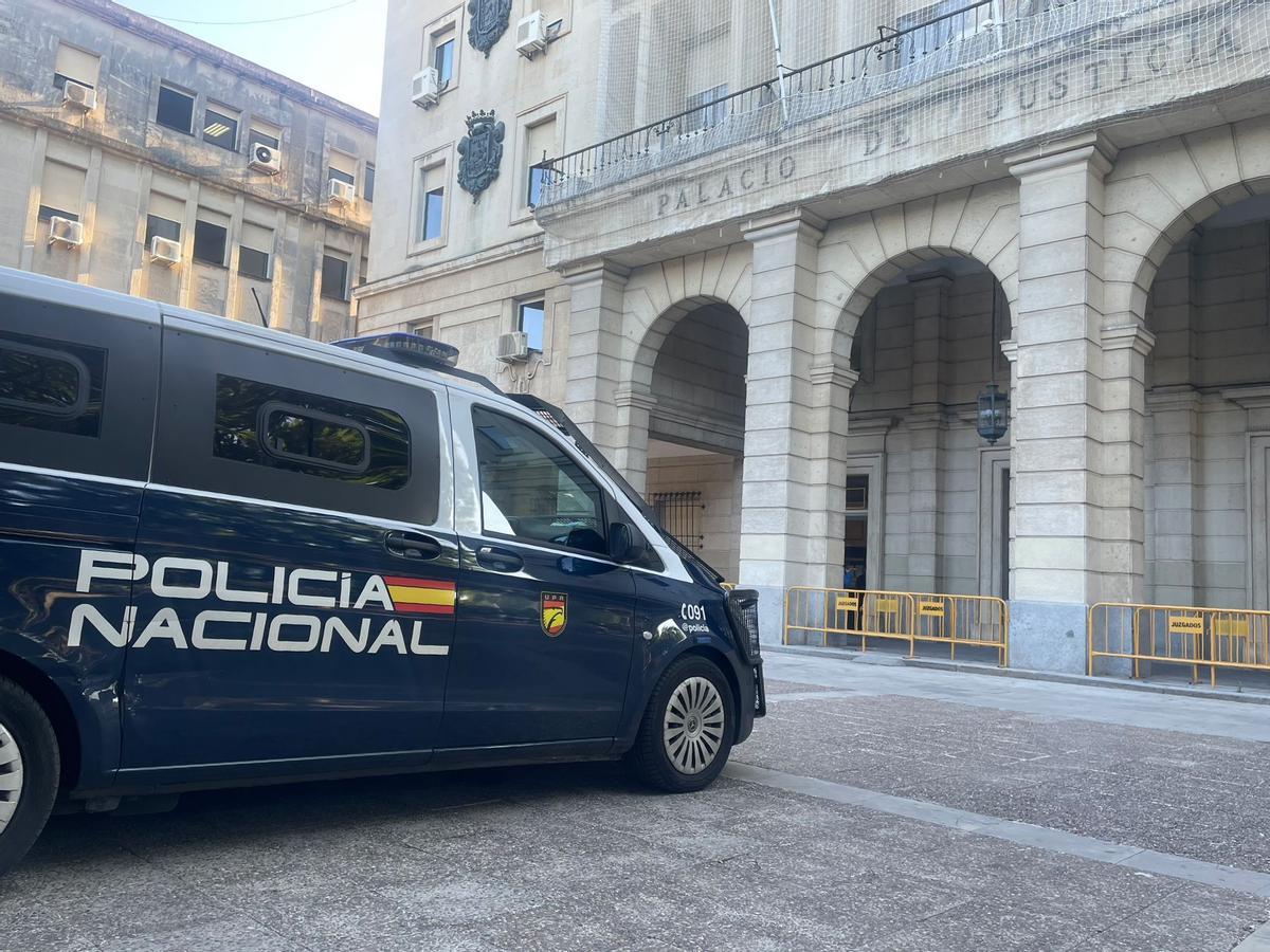 Un furgón de la Policía Nacional a las puertas de la Audiencia Provincial de Sevilla.