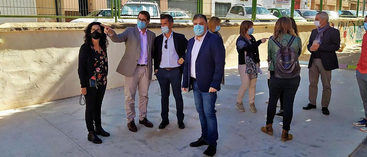 Responsables de Educación, visitando el colegio con el alcalde de Villena en octubre de 2020. |