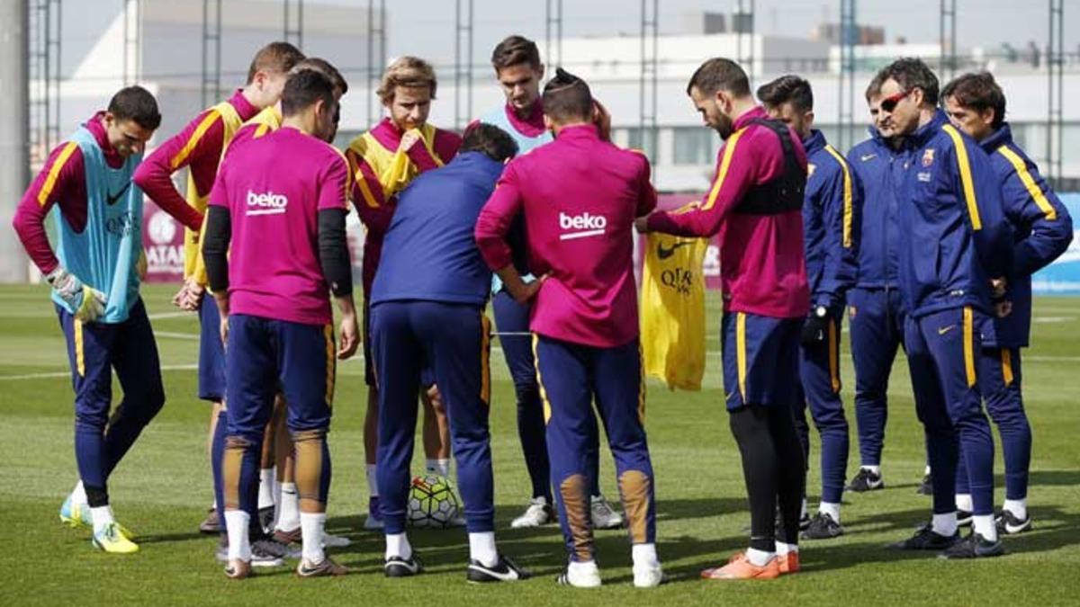 Luis Enrique Martínez da instrucciones durante una sesión de entrenamiento de esta semana