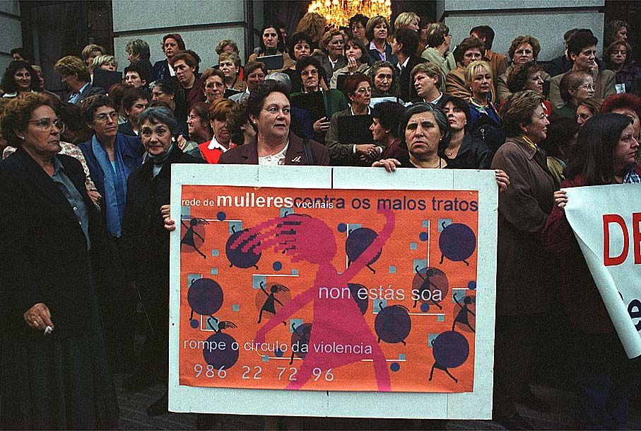 Concentración de mujeres en Vigo contra los malos tratos en el año 2000