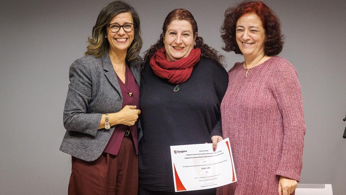 La consejera municipal de Políticas Sociales, Marian Orós, a la izquierda, junto a Sandra León Herrera, premio Investigación por 'Caminos hacia la superación del sinhogarismo: barreras y factores de éxito'