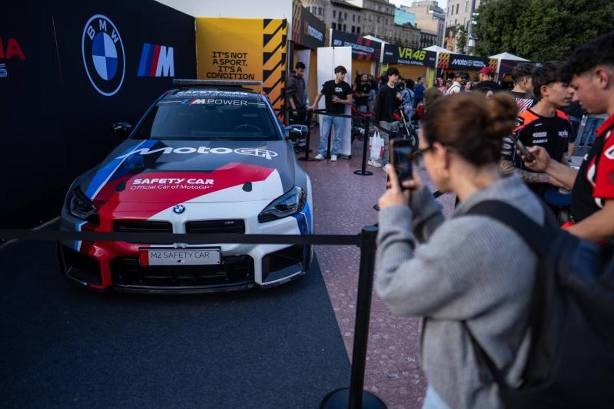 Los pilotos Dani Holgado, Pedro Acosta, Joan Mir, Àlex Rins, Jorge Martín y Àlex Márquez participan en la Fan Fest 2026 de MotoGP en la Plaça de Catalunya
