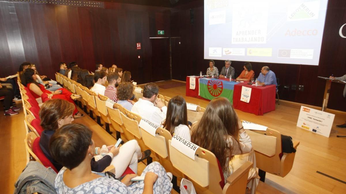 Dieciséis jóvenes gitanos concluyen una formación laboral con el apoyo de fondos europeos y La Caixa