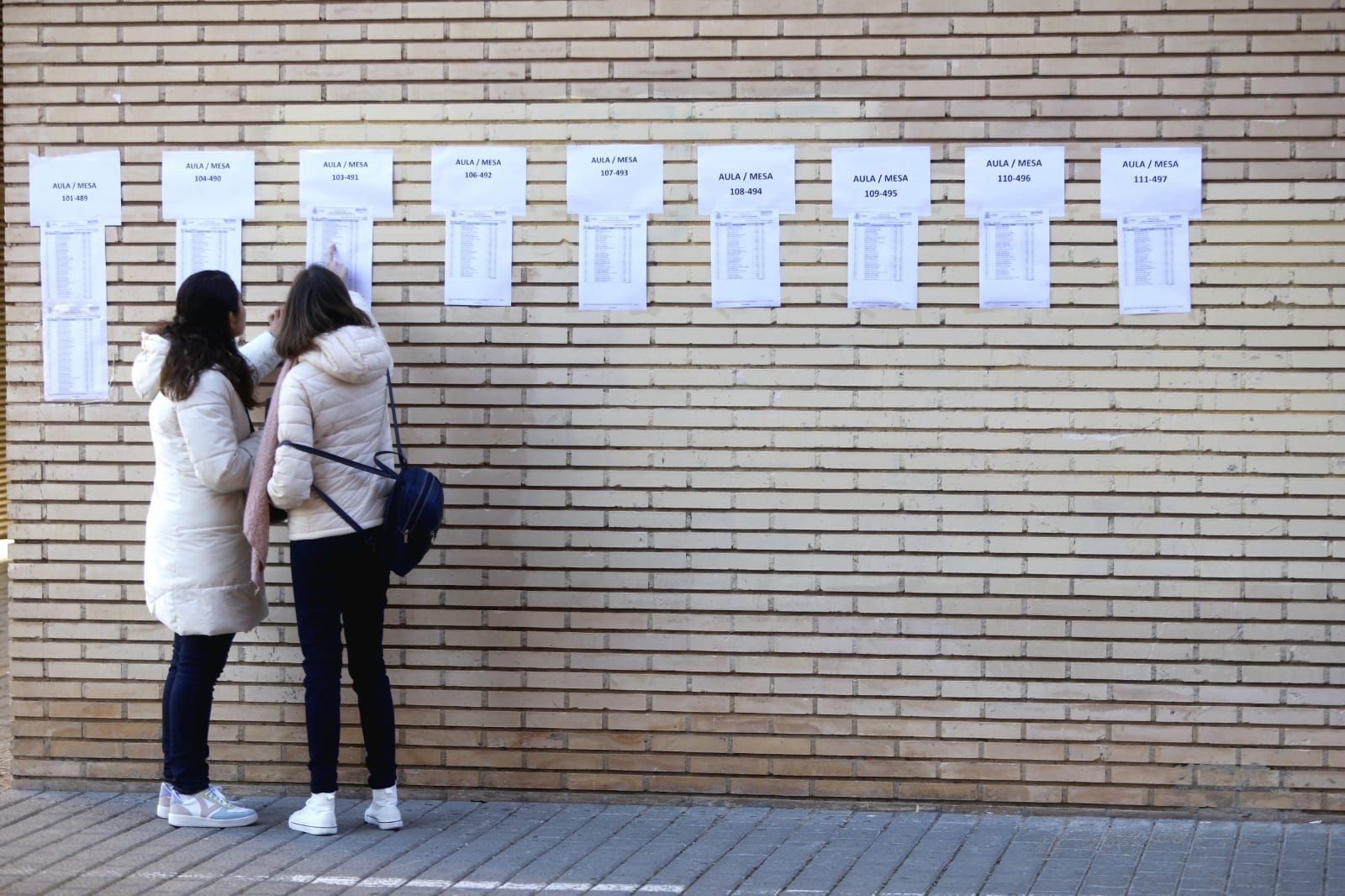 Miles de personas se presentan a las oposiciones de Sanidad en València