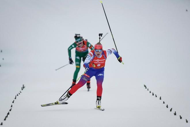 Paulina Fialkova (frente) de Eslovaquia y Lisa Vittozzi de Italia compiten en la meta durante la competición de 10 km de persecución femenina de la Copa del Mundo de Biatlón IBU en Pokljuka, Eslovenia.