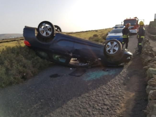 Una mujer herida leve tras volcar con su coche en Lanzarote