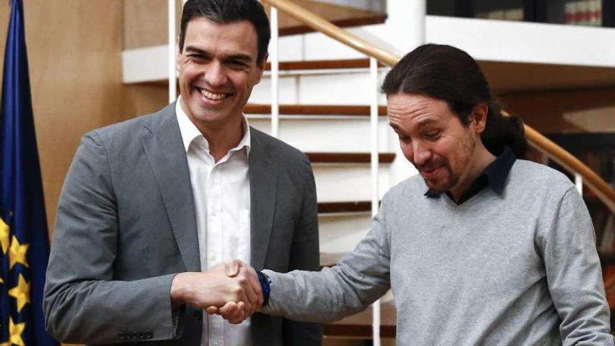 Sánchez e Iglesias, ayer, en los prolegómenos de su encuentro.  // Reuters