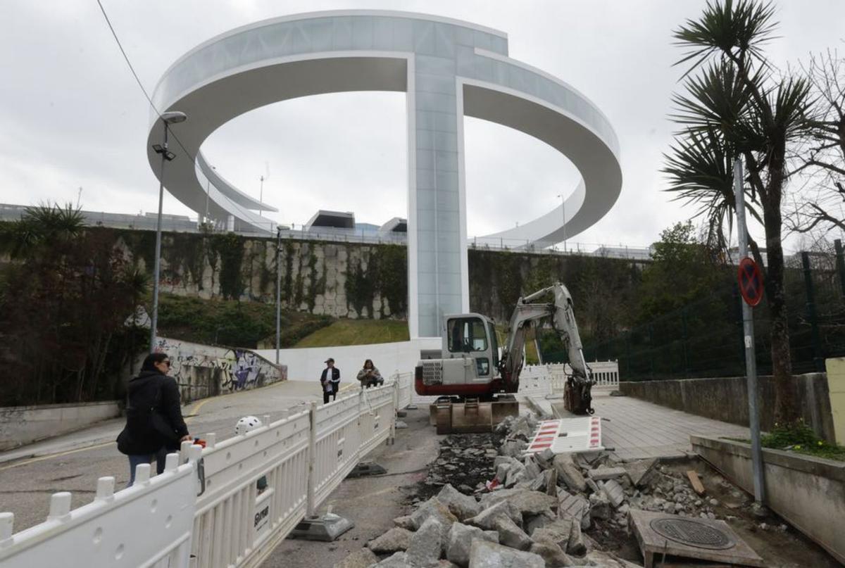 Obras en Serafín Avendaño, a los pies del Halo. | // RICARDO GROBAS