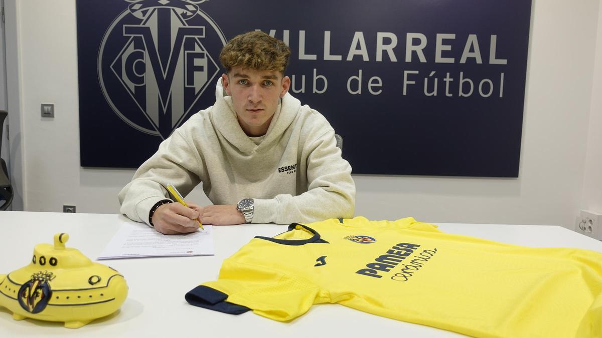 Hugo Pérez firma su renovación con el Villarreal