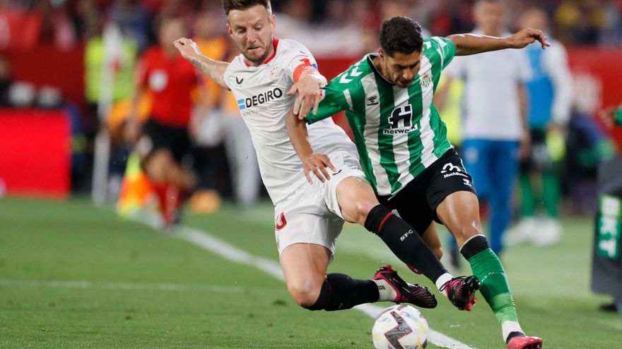 El centrocampista croata del Sevilla Ivan Rakitic (i) disputa una posesión ante Ayoze Pérez (d) delantero del Real Betis en el estadio Sánchez Pizjuan de la capital andaluza en foto de archivo de José Manuel Vidal