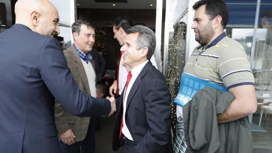 Eloy Olaya recibe la insignia de oro de la Asociación de Veteranos del Sporting