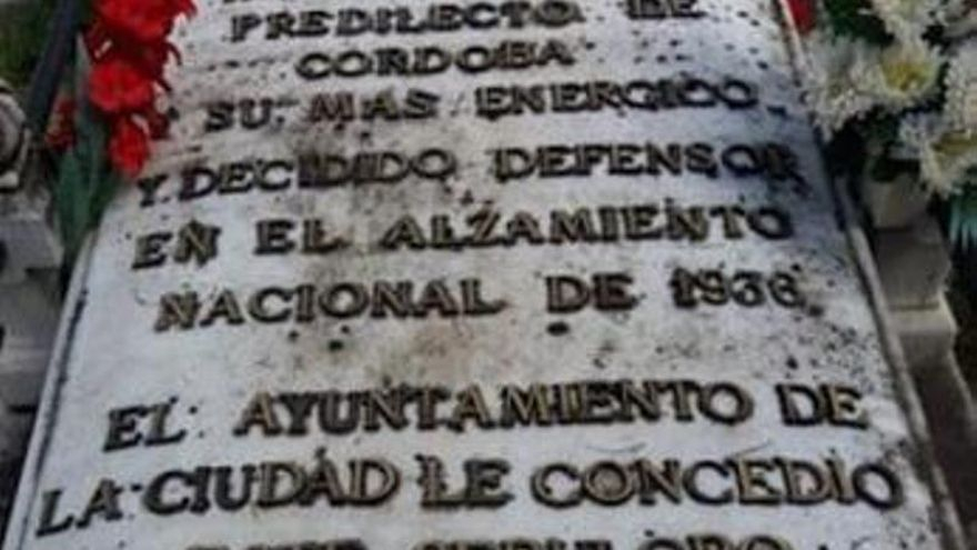 Aremehisa denuncia la caducidad del expediente para retirar la lápida del coronel Cascajo