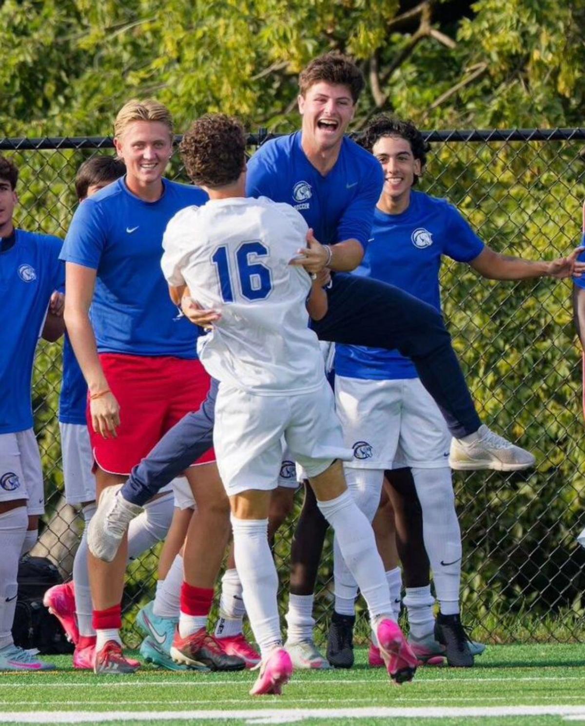 El asturiano, con el trofeo de  «National player of the week».