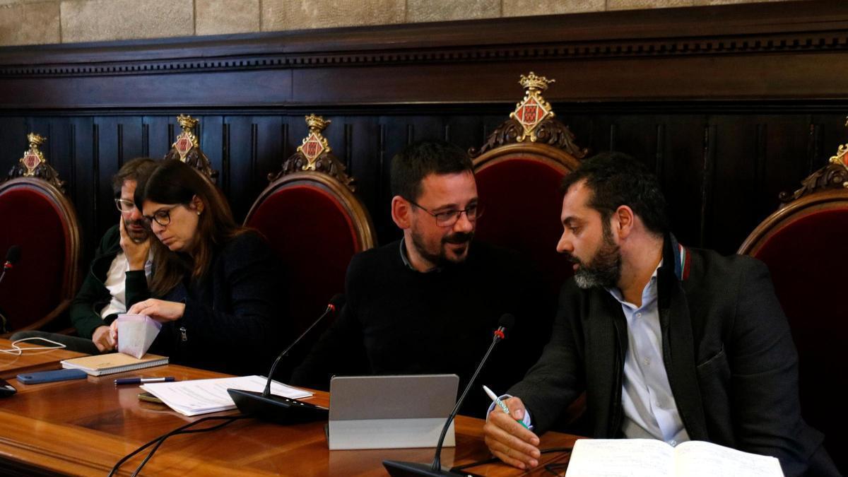 L'alcalde de Girona, Lluc Salellas, parla amb el tinent d'alcaldia Quim Ayats, en una imatge d'arxiu