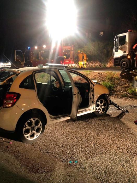 Tres heridos graves en un accidente frontal en Palmanyola