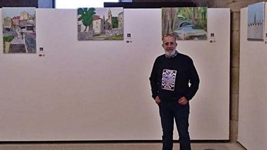 El artista Francisco Pérez Alonso posa con algunas de las obras que se exhiben en El Ferrol.