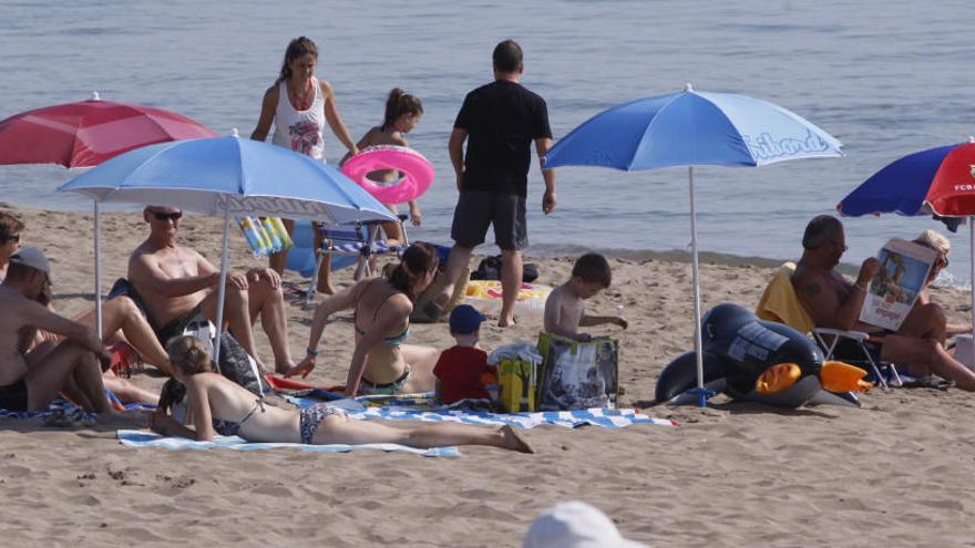 Turistes en una platja de la Costa Brava.