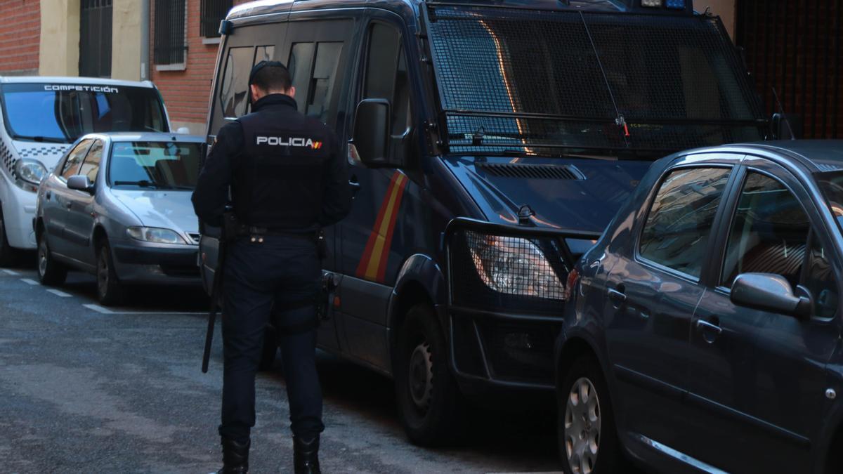 Un policía nacional durante una redada antidrogas en Zamora.