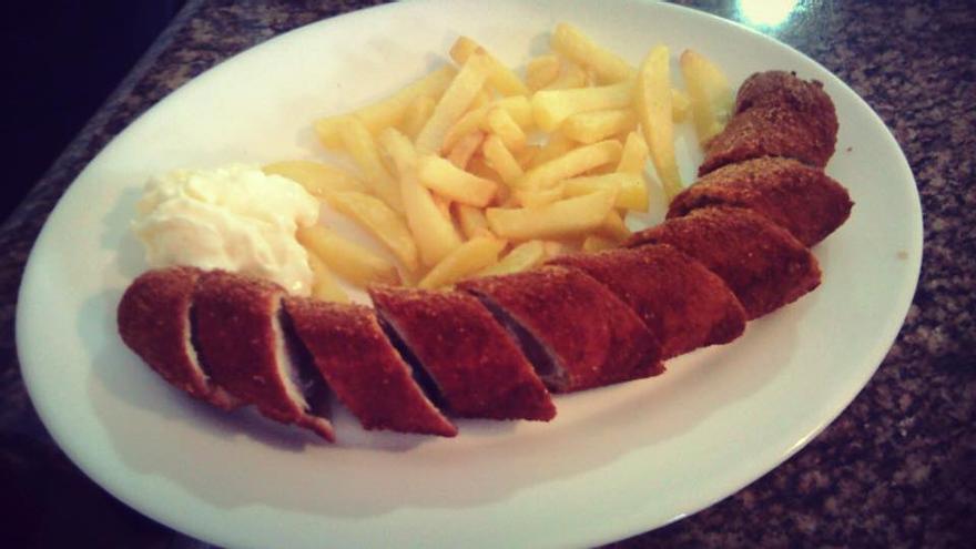 Un flamenquín cordobés acompañado de patatas y mayonesa.