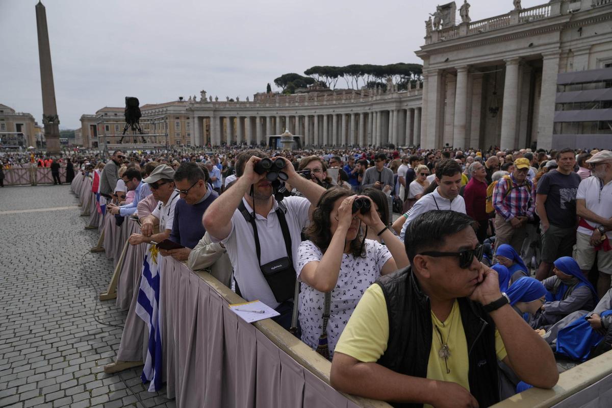 El papa León XIV reza su primer Regina Caeli en la Basílica de San Pedro