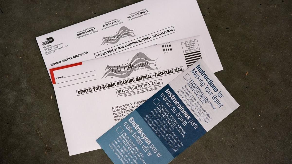 Una muestra de una papeleta de voto por correo.