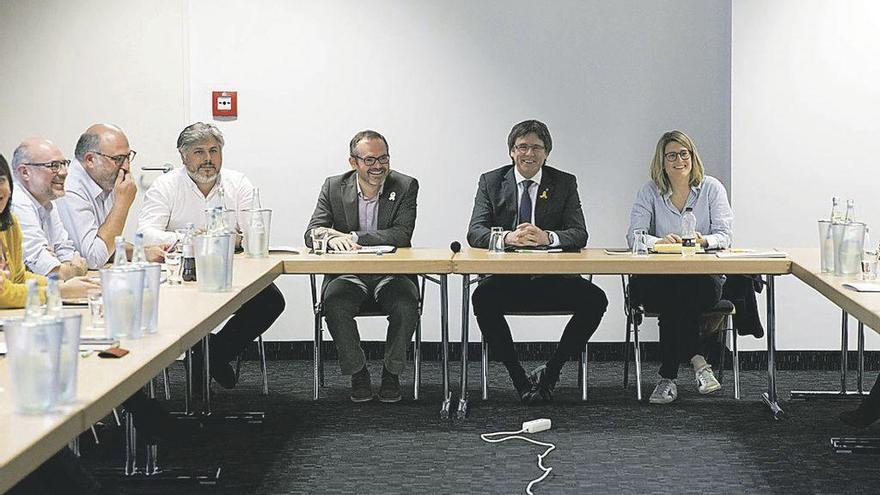 Puigdemont y la cúpula de JxCat durante la reunión de los diputados de la formación, el sábado en Berlín. // Efe