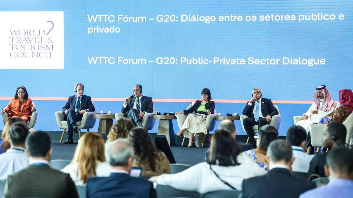 Enrique Ybarra, segundo por la izquierda, durante su participación en la cumbre del G20 de turismo.