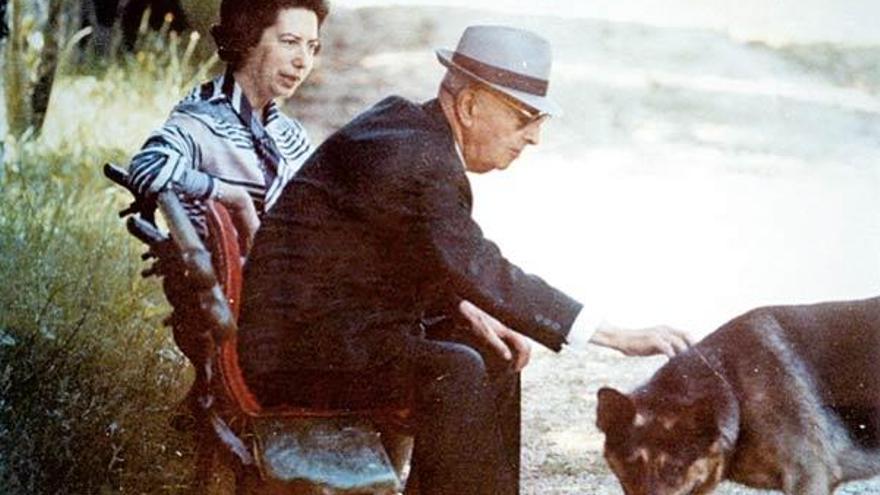 Carmela Arias y Díaz de Rábago y Pedro Barrié de la Maza, en el Pazo de Mondego en 1969.  // Archivo