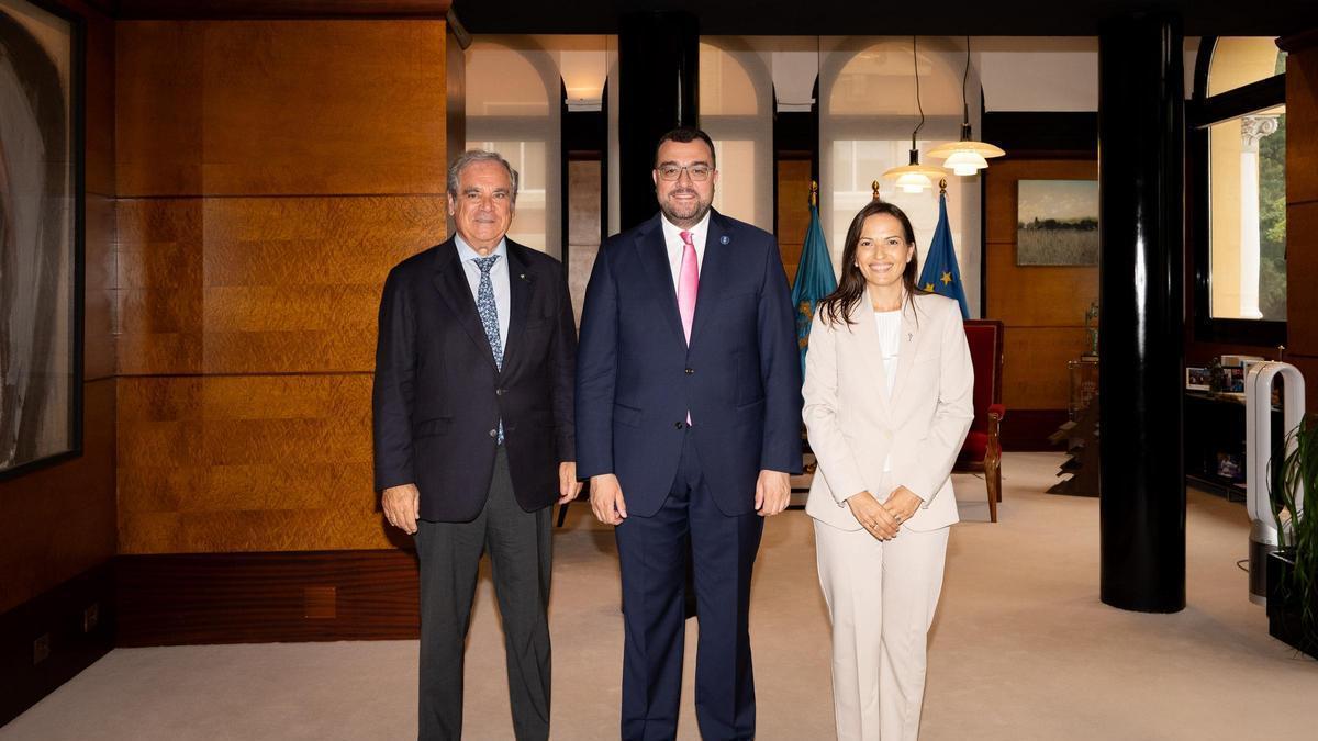 Adrián Barbón, en el centro, con Jesús Aguilar y María Teresa Méndez.
