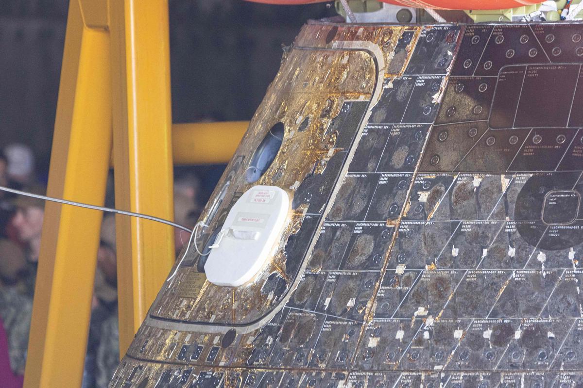 La cápsula espacial Orion se exhibe en la cubierta de pozo del USS John P. Murtha en San Diego, California, EE. UU. La cápsula espacial Orion se exhibe en la cubierta de pozo del USS John P. Murtha en San Diego, California, EE. UU.