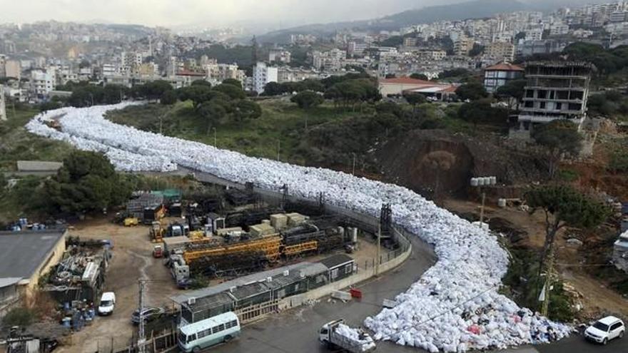 Un río de basura ahoga a Beirut